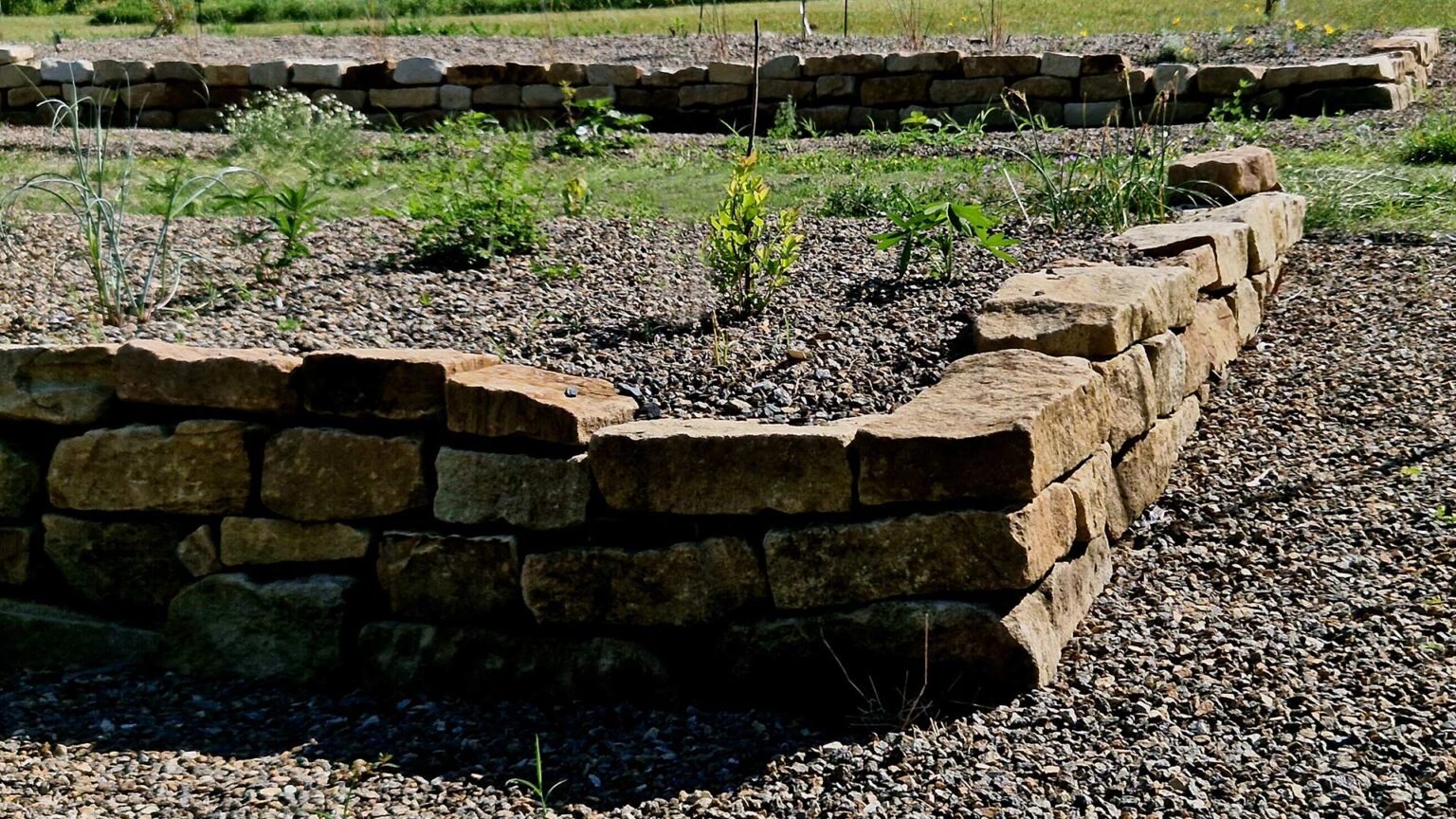 Low ankle retaining wall used to level a gradient