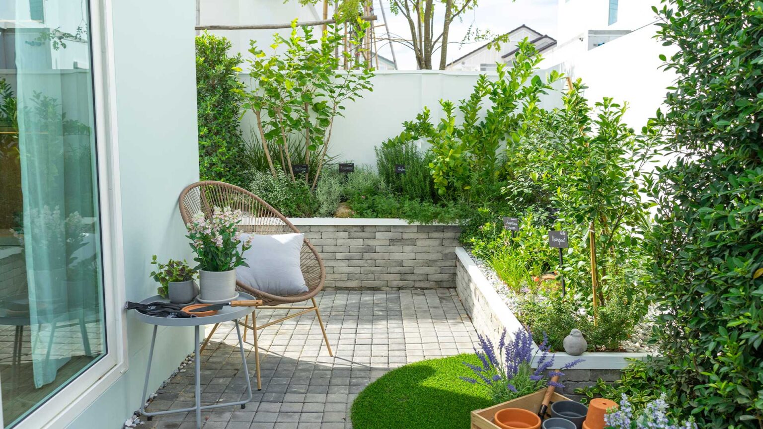 Polished stone slip stype tiles are used in this garden to clad the retaining walls of the raised beds.