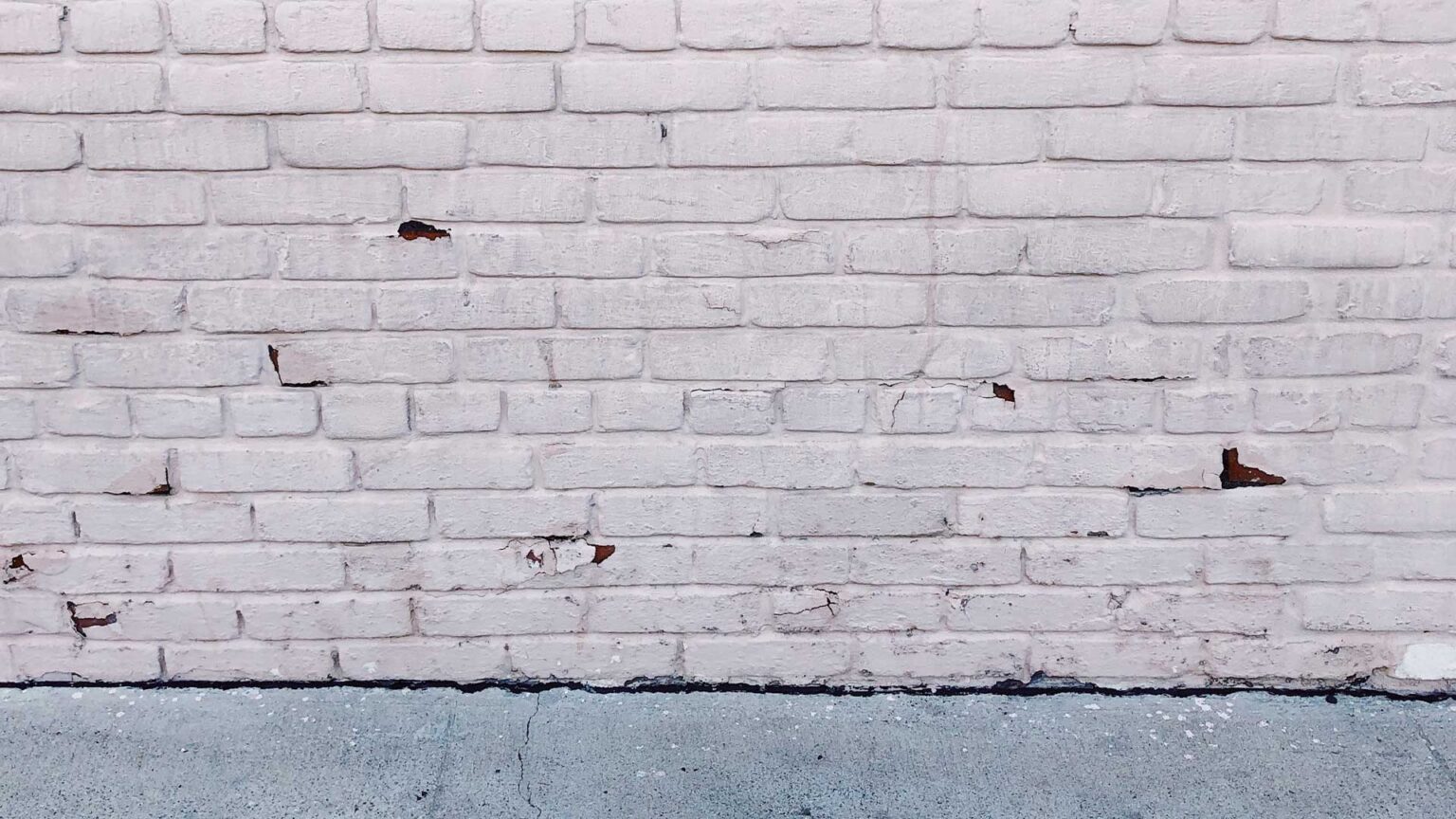 Whitewashed red brick walls have urban connotations, and a slight anti-establishment vibe.